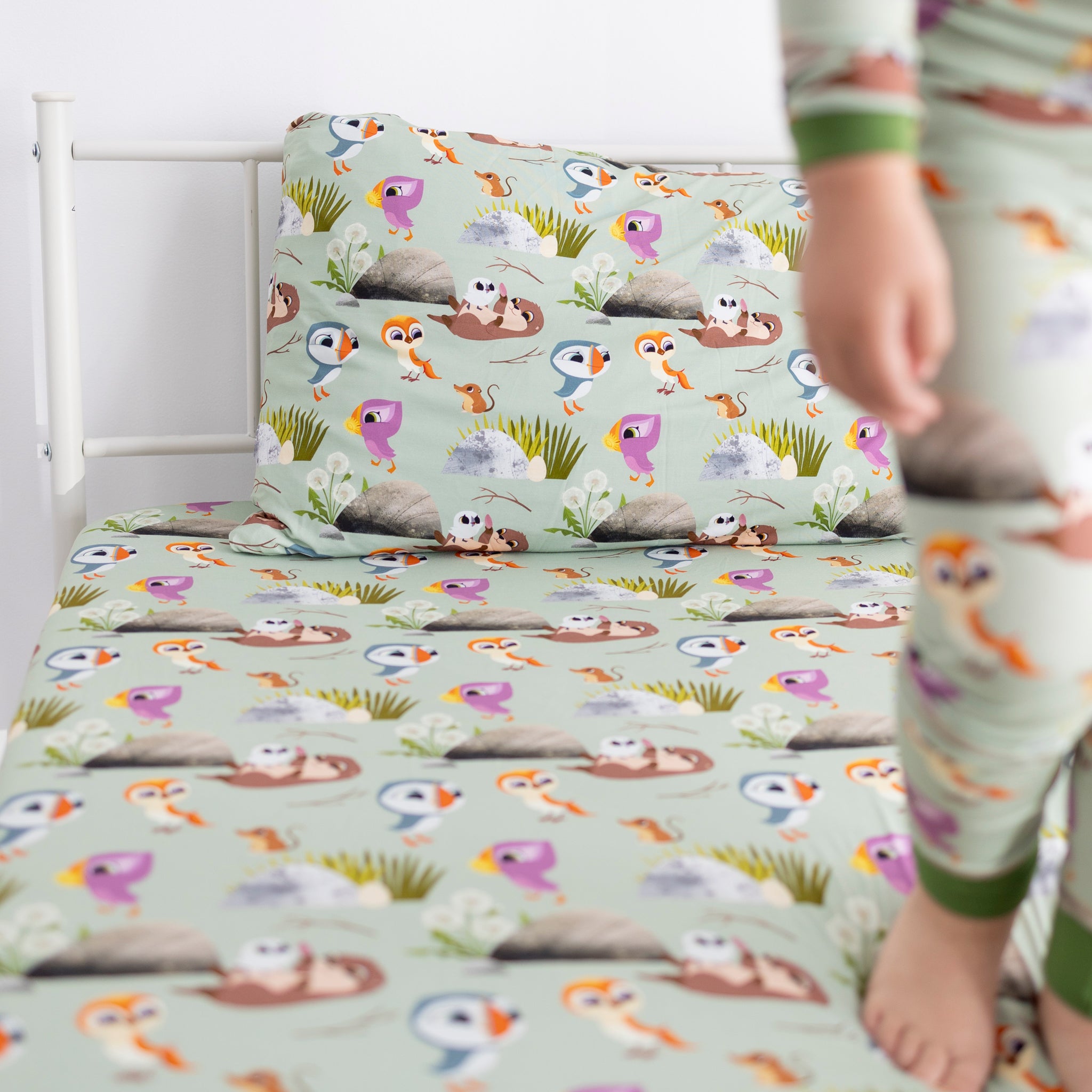 Twin sheet and pillow case set with a Puffin Rock™ print.