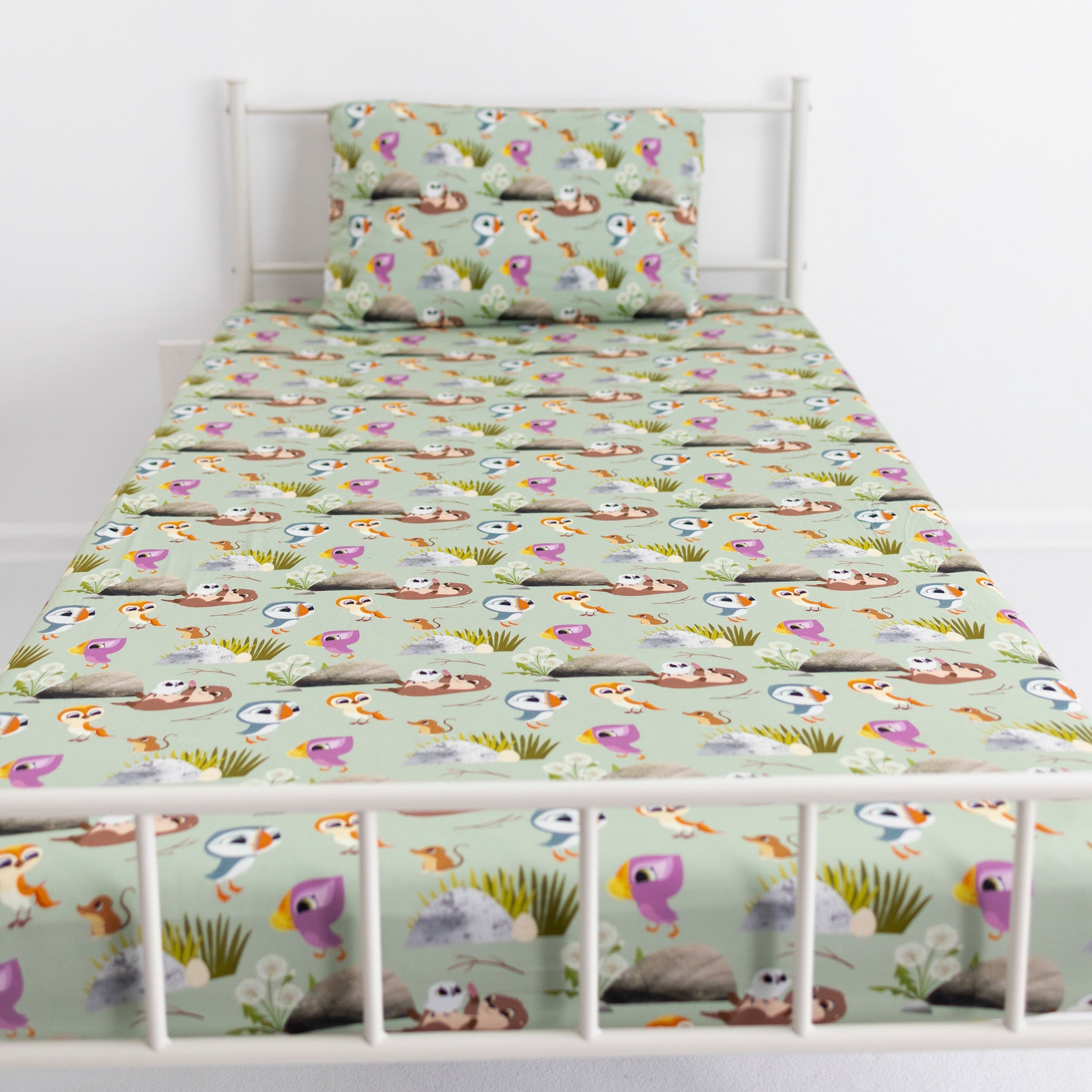 Twin sheet and pillow case set with a Puffin Rock™ print.